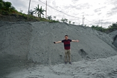 Dr. Benny Yeong with powdered basalt at Pengusaha Onika Quarry, Tawau